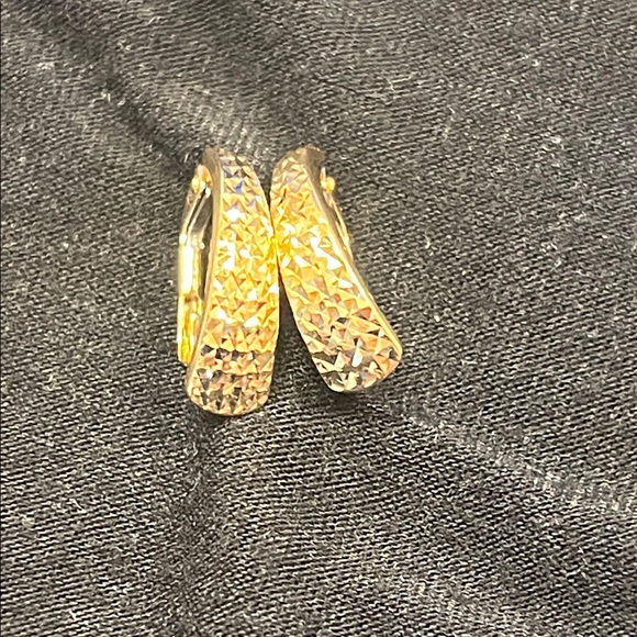 14k Gold Diamond Cut Earrings - Picture 1 of 3